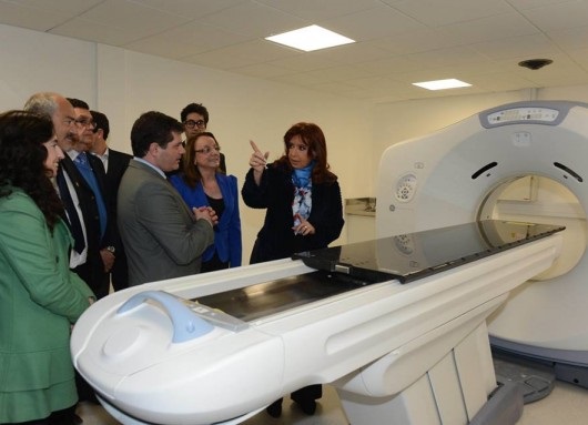 Cristina junto Alicia durante la inauguración del centro. (foto archivo)